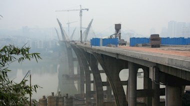 國窖長江大橋及東岸互通式立交橋工程建設(shè)進展順利